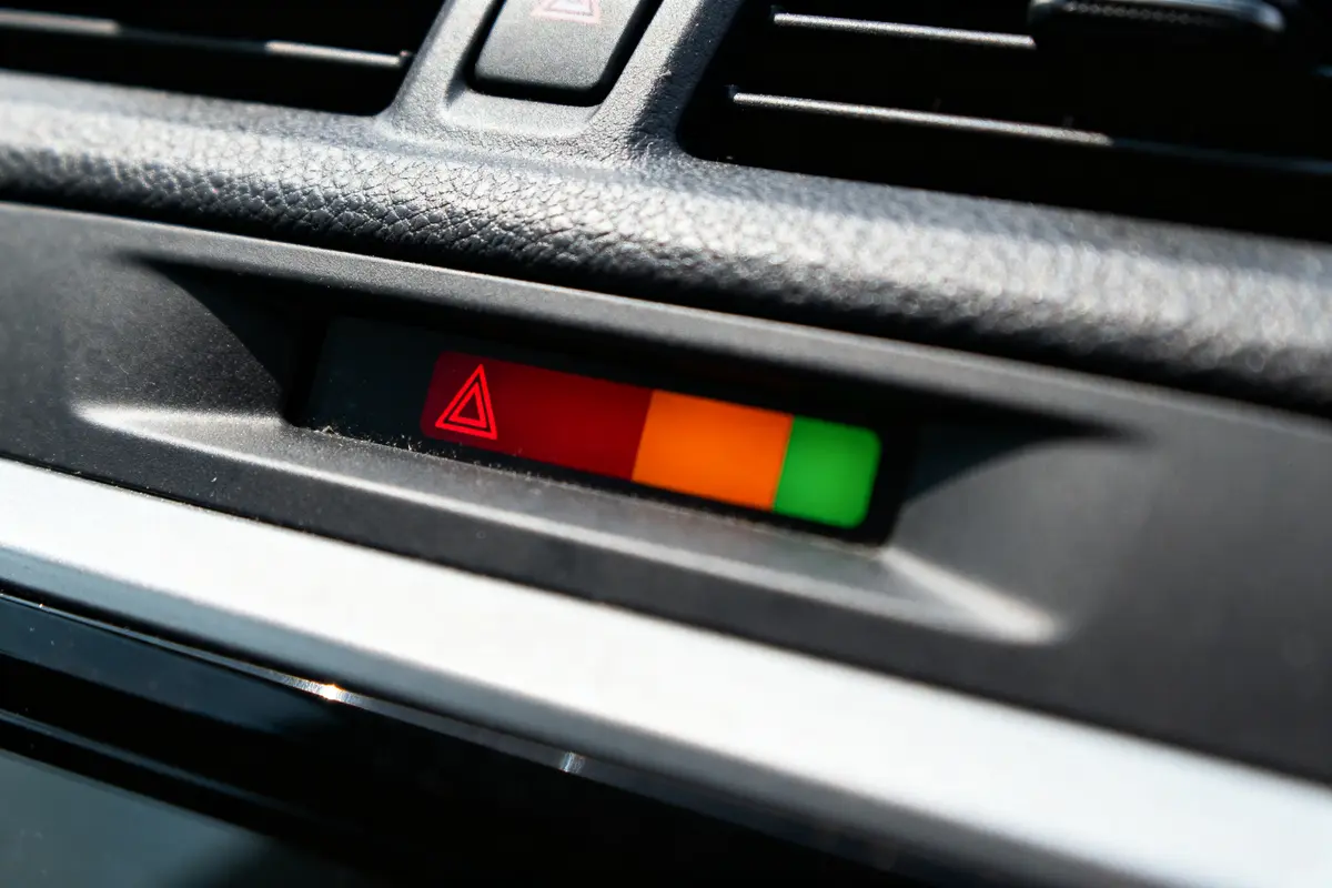 Éclairage automobile avec voyants rouge, orange et vert sous forme de barres lumineuses.
