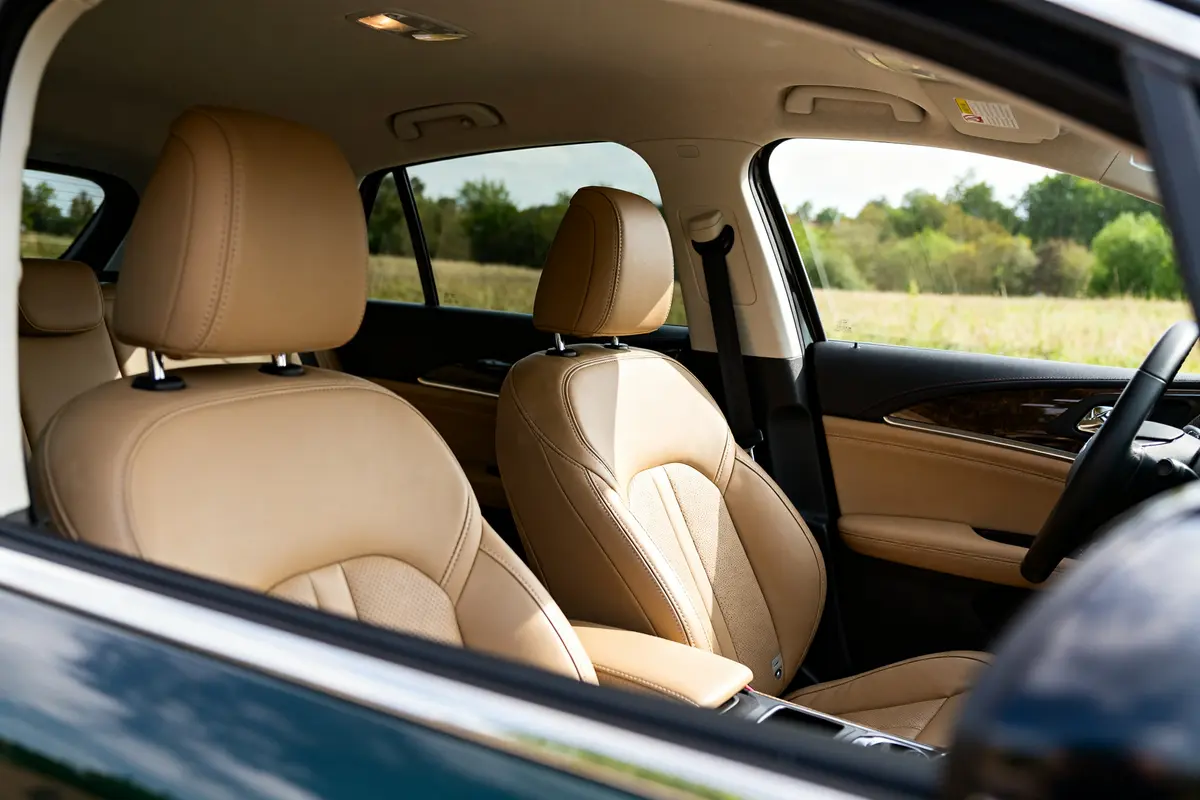 Intérieur cuir beige luxueux de la DS 5 d'occasion avec vue sur la campagne