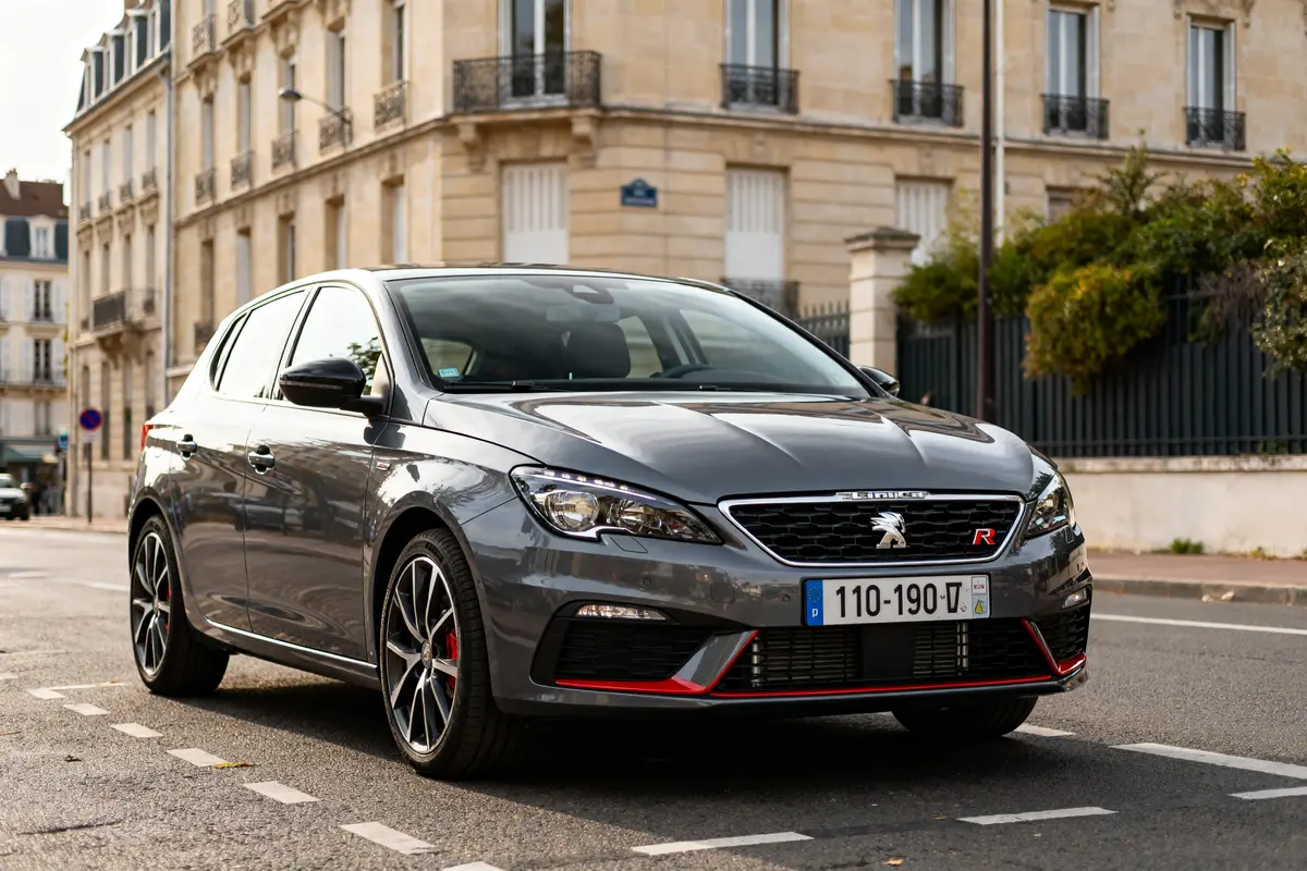 Voiture grise Linea R garée devant un immeuble haussmannien en ville