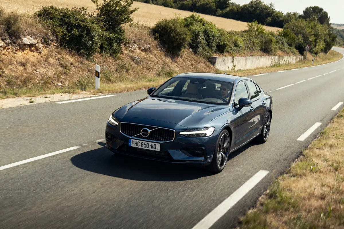 Une voiture Volvo bleue roule sur une route campagne Orcal SK01 vitesse max