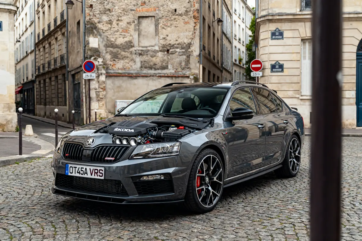 Skoda Octavia VRS automatique grise exposée dans une rue pavée d'une ville ancienne
