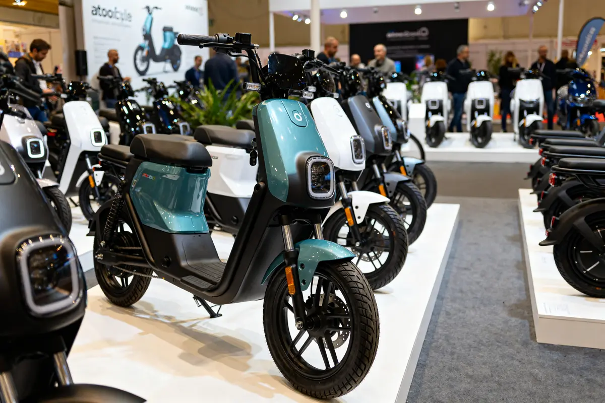 Éventail de scooters électriques exposés au salon selon la marque atoocycles