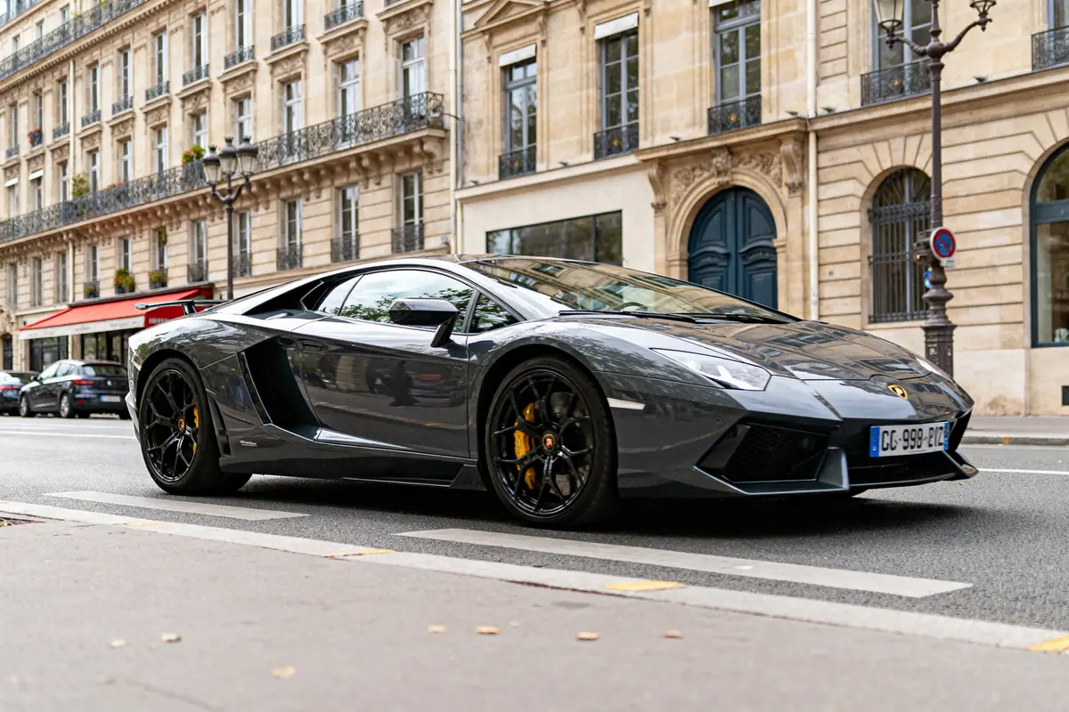 Voiture grise élégante dans la rue pour location d'une Lamborghini à Paris