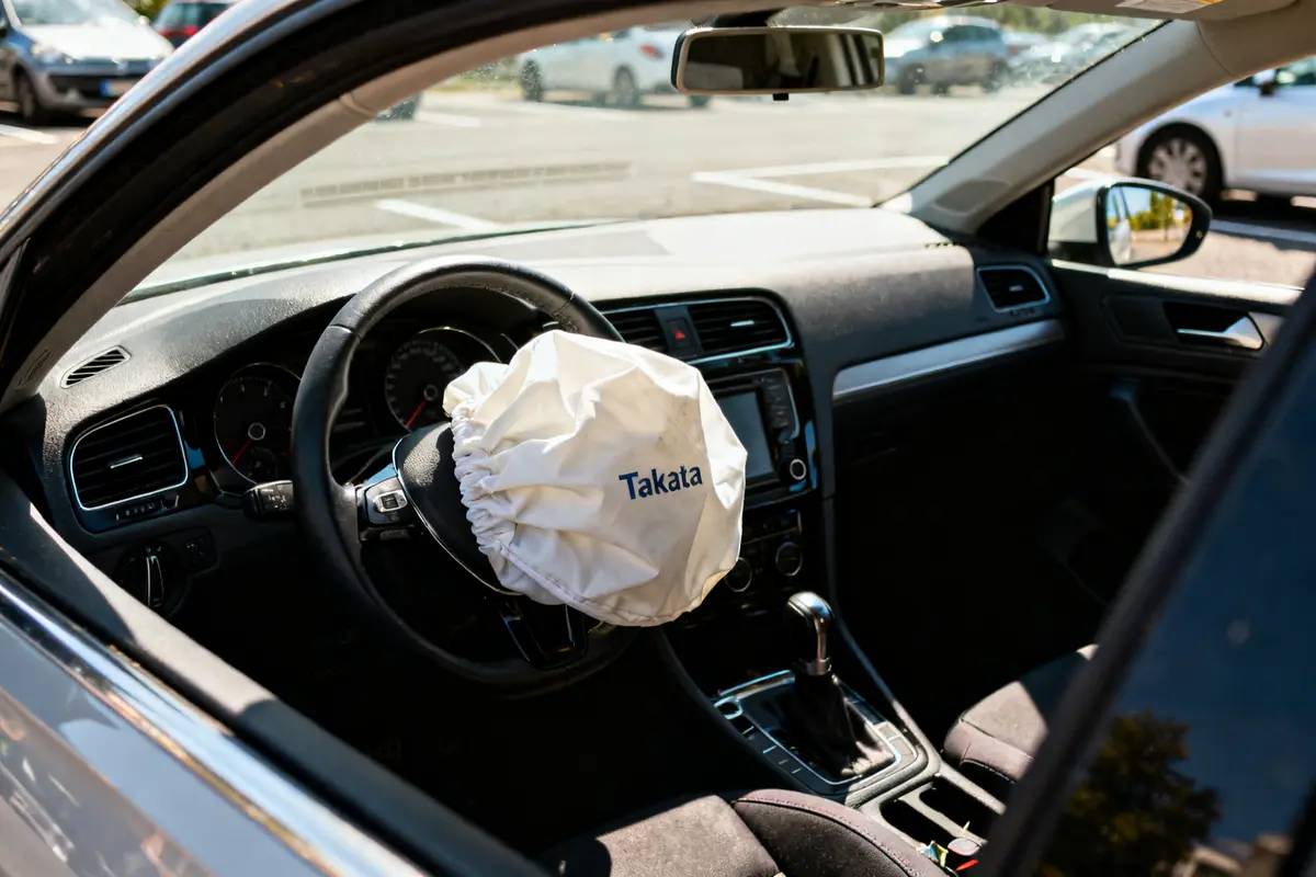 Airbag déployé dans une voiture suite au rappel airbag Takata