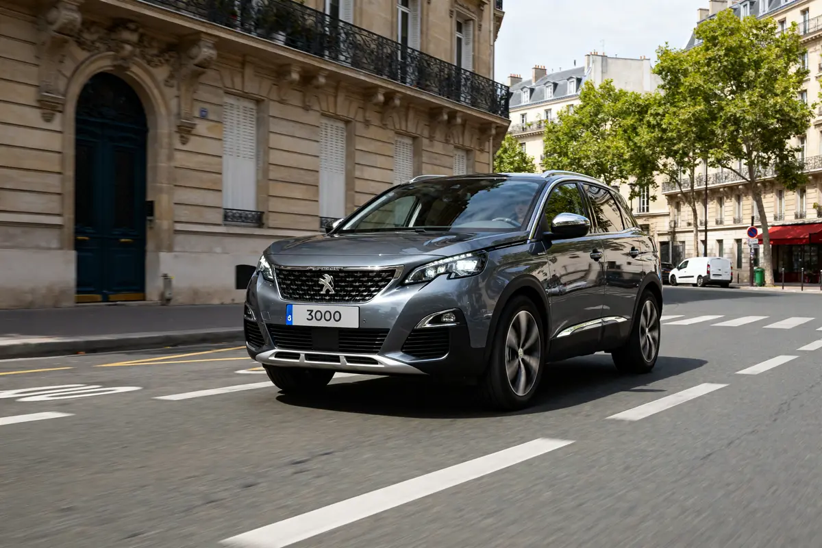 Voiture 3008 Peugeot automatic grise circulant dans une rue urbaine française.