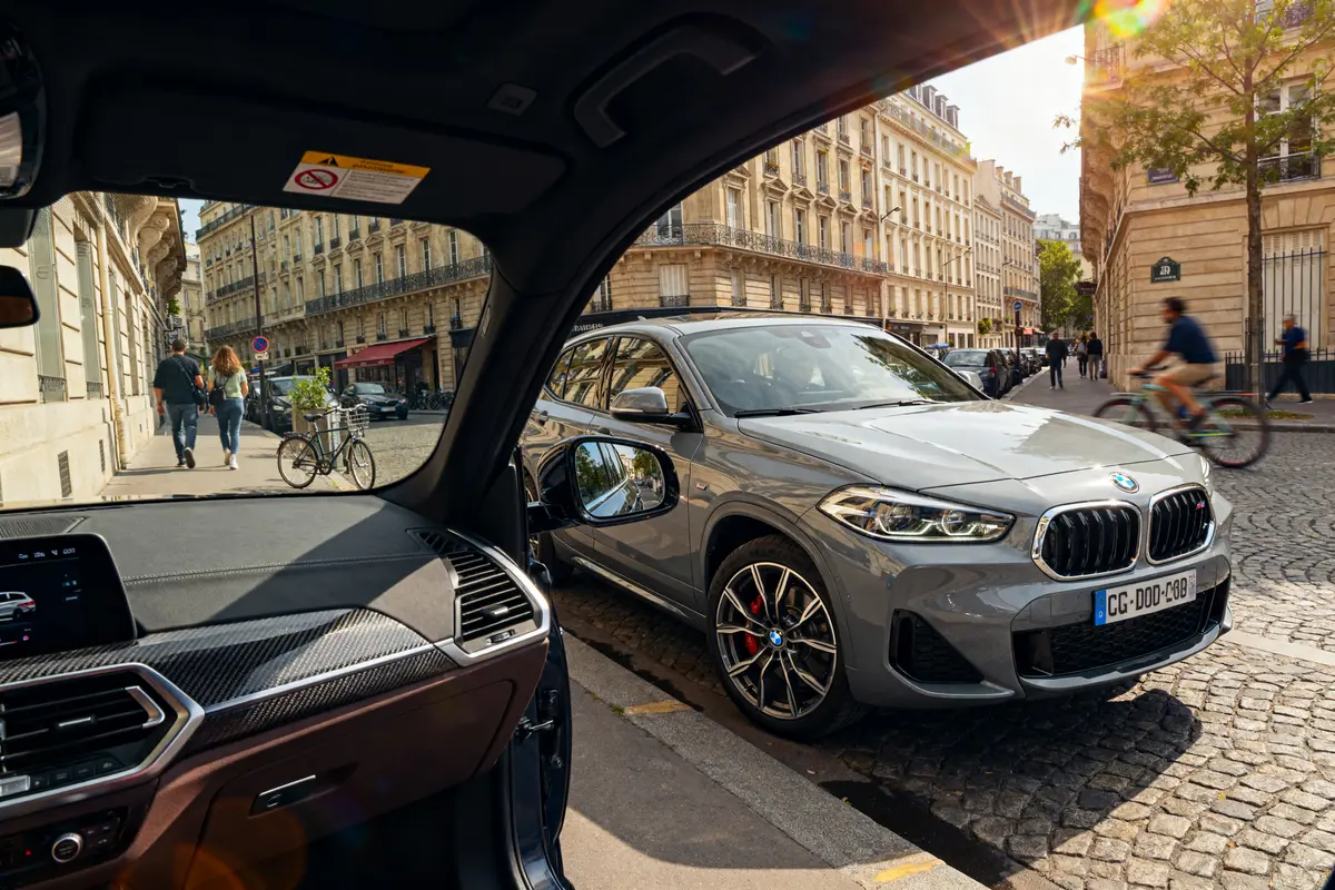 Vue intérieure d'une BMW X2 car garée dans une rue animée de la ville