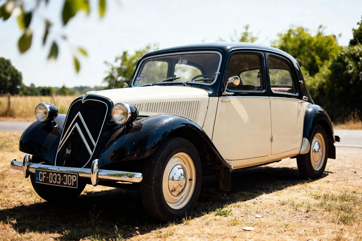 Voiture classique Citroën Traction Avant stationnée sur pelouse par une journée ensoleillée