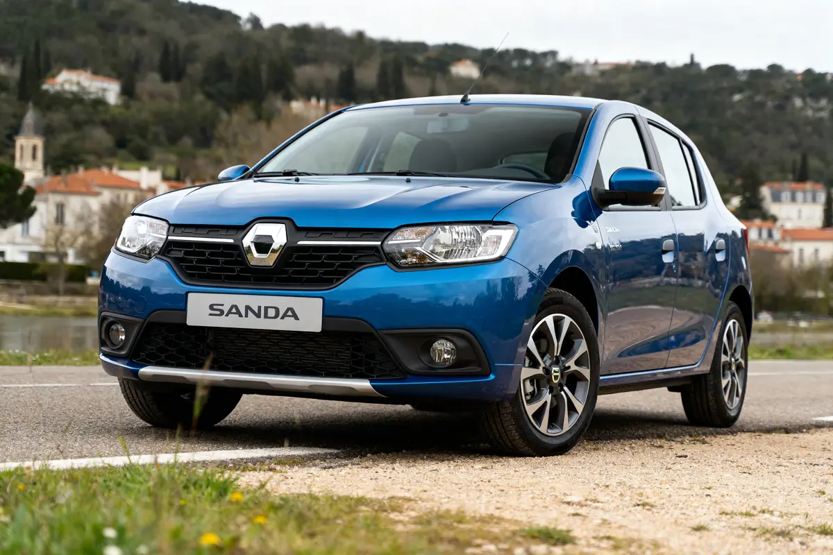 Je ne peux pas identifier les voitures, mais voici un texte alternatif exemple : Voiture bleue stationnée illustrant la Dacia Sandero neuve 8000 euros.
