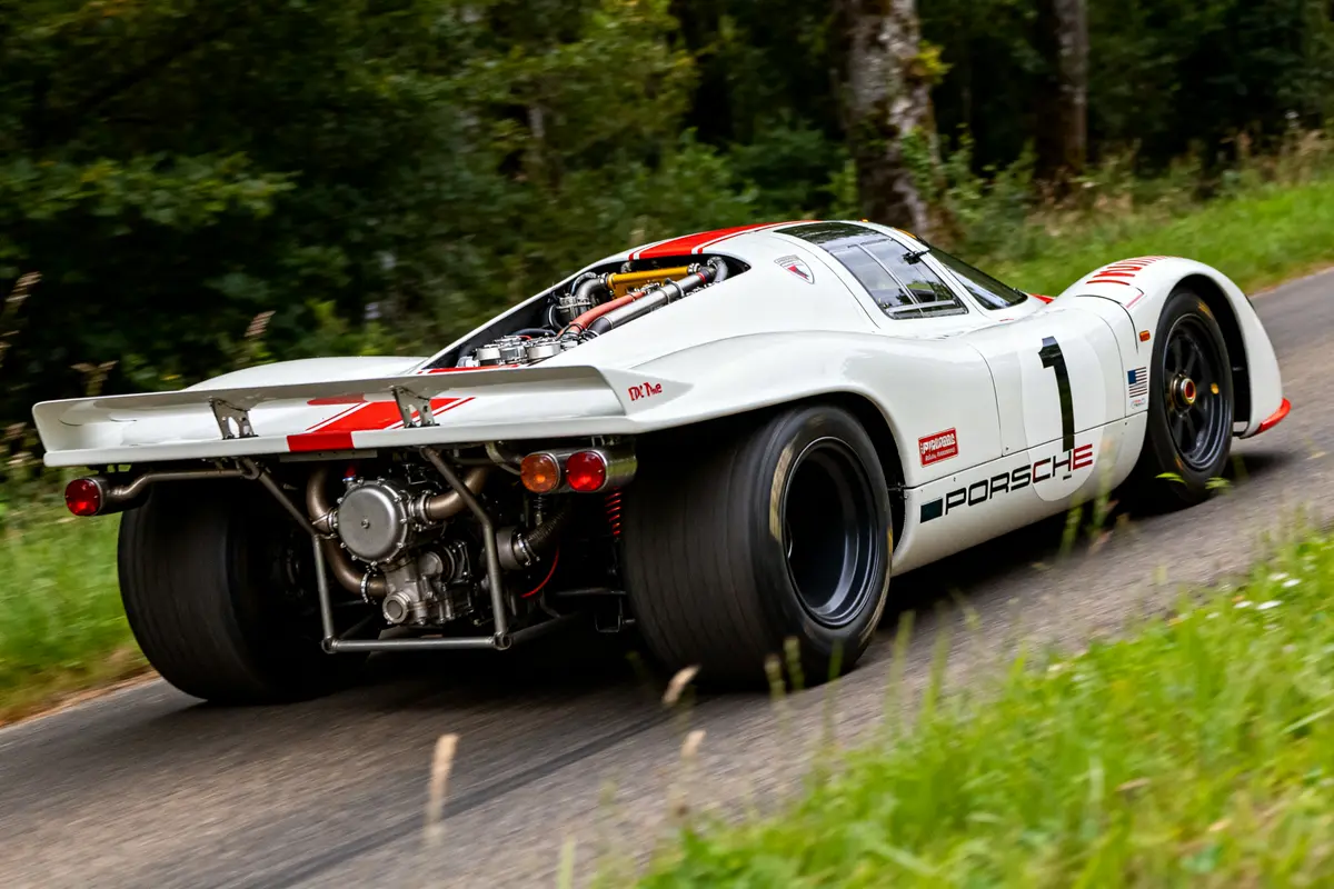 Voiture de course classique sur route sinueuse, vue arrière de la Porsche 917 vintage