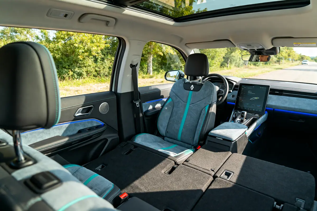 Vue intérieure du Renault Rafale avec sièges rabattus et écran tactile central moderne