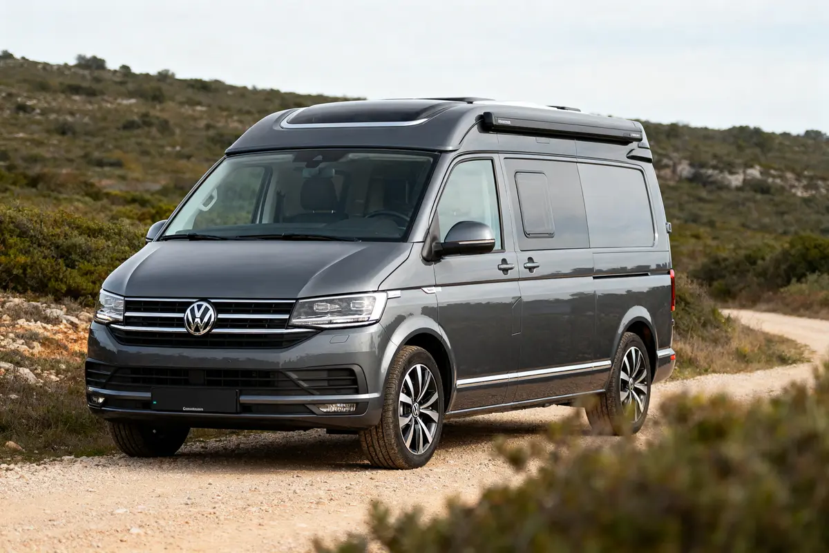 Volkswagen van gris sur chemin de terre, paysage naturel en arrière-plan