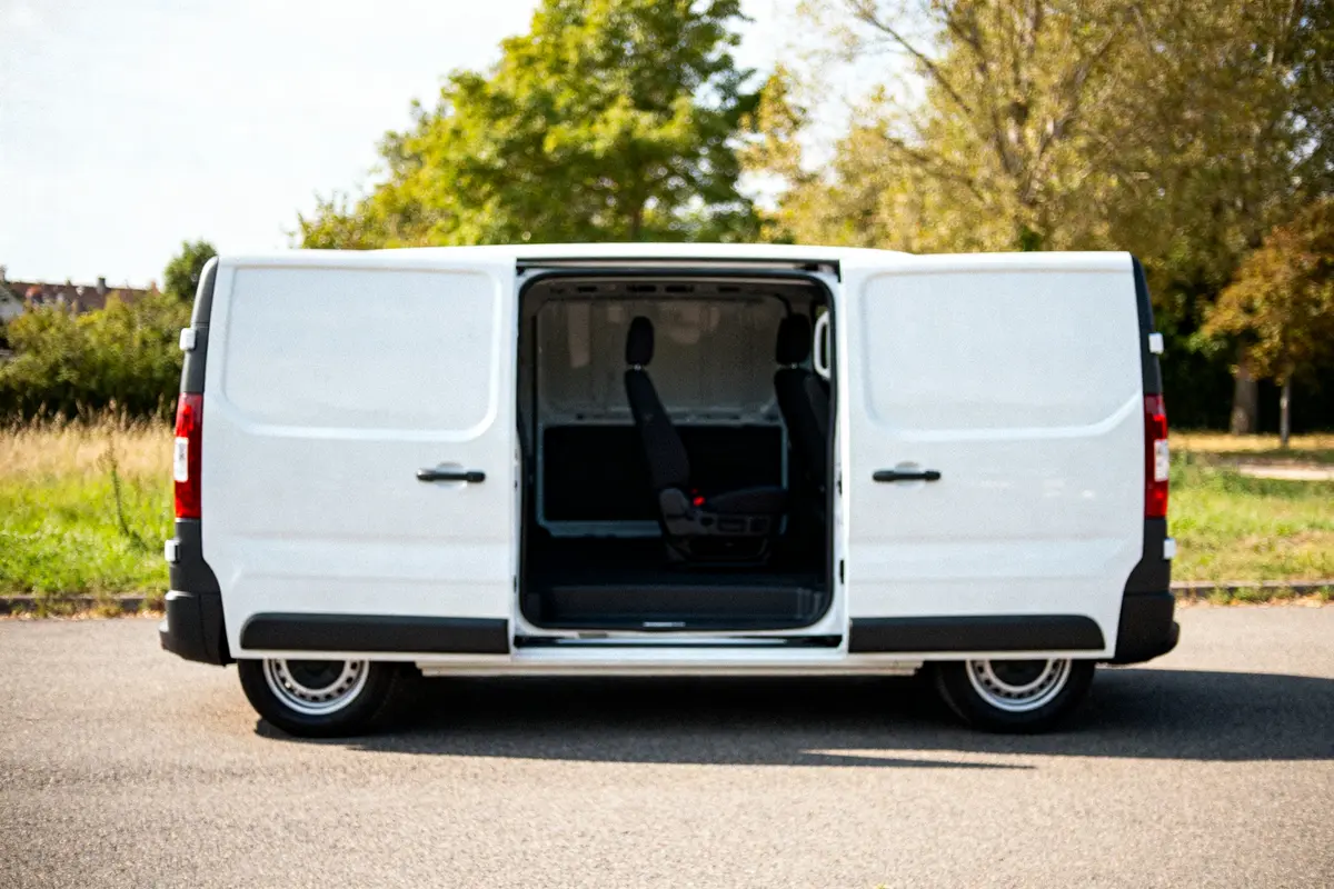 Fourgon blanc avec portes ouvertes et aménagement intérieur de Peugeot Expert 5 places