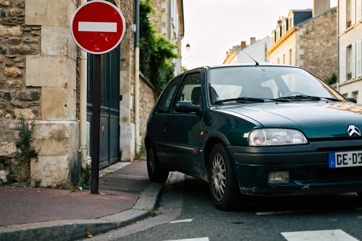 Voiture près d'un panneau sens interdit risquant une amende pour infraction de circulation