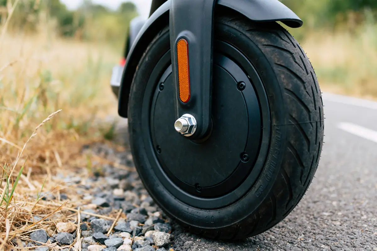 Gros plan sur un pneu 10 pouces de trottinette, montrant avec quelle pression l'utiliser
