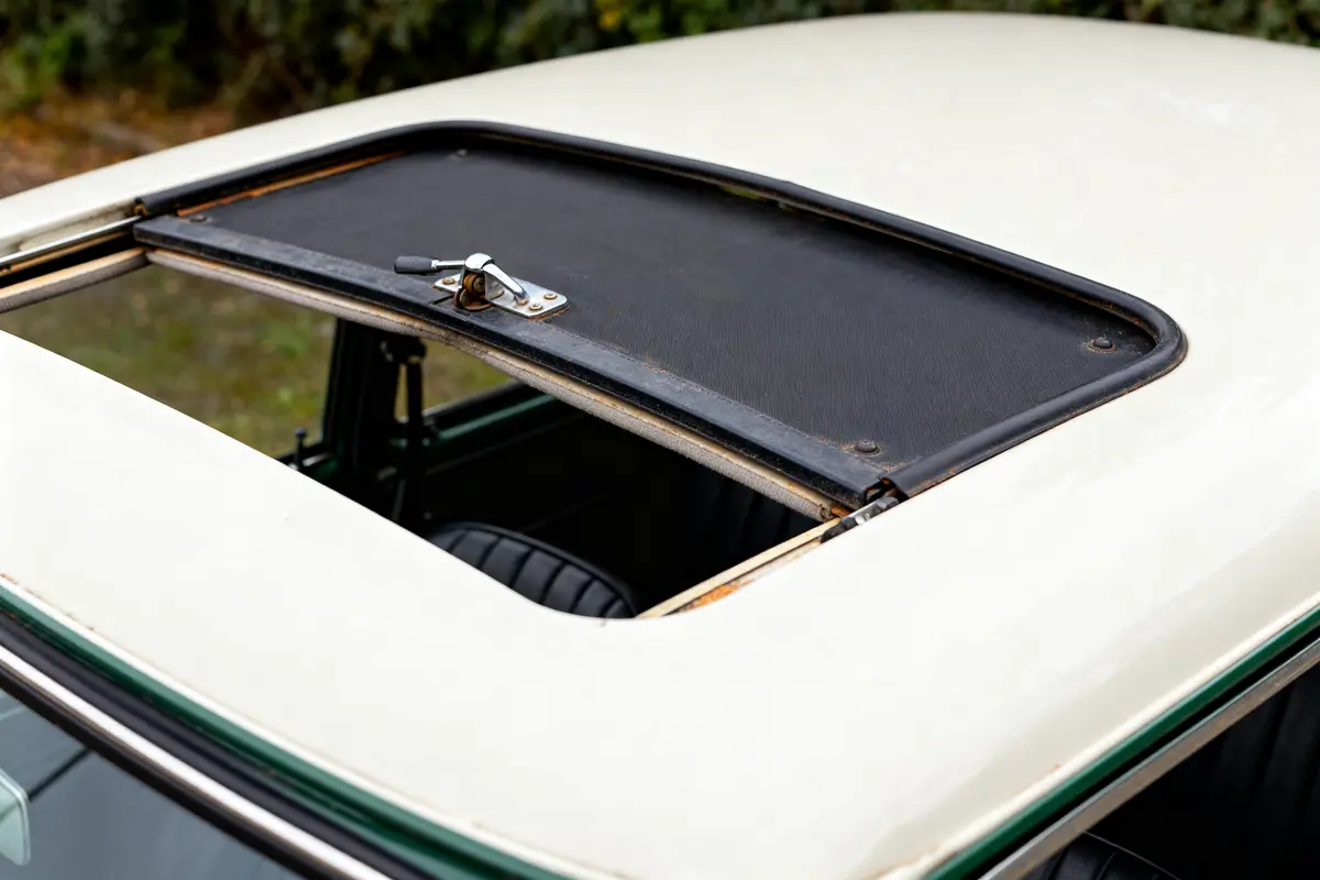 Toit ouvrant d'Austin Mini ancien partiellement ouvert avec vue sur l'intérieur